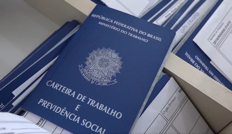 Carteira de Trabalho e Previdência Social sobre mesa de escritório